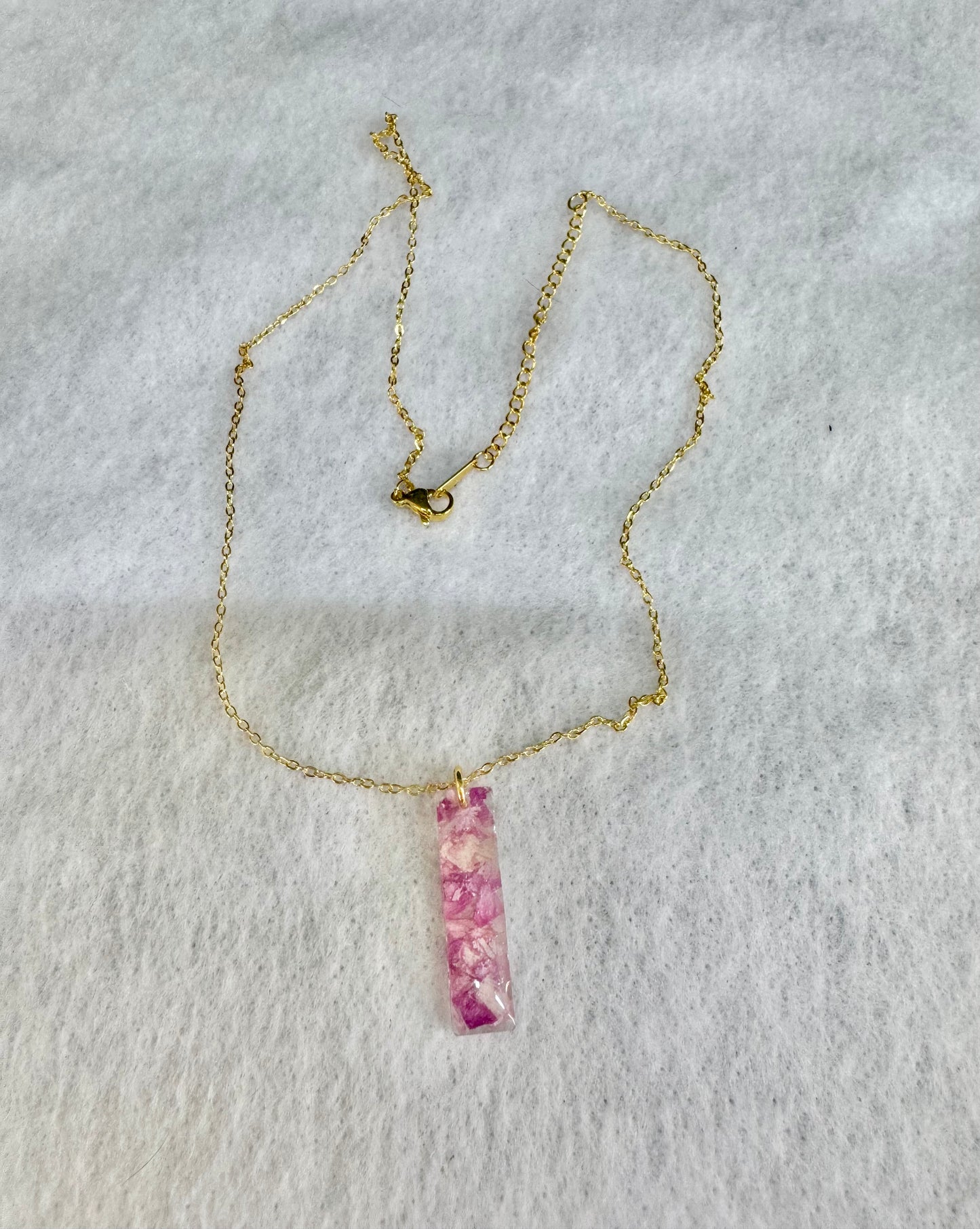 Vertical pendant necklace