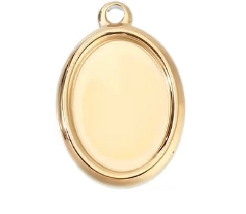 Oval pendant necklace in gold