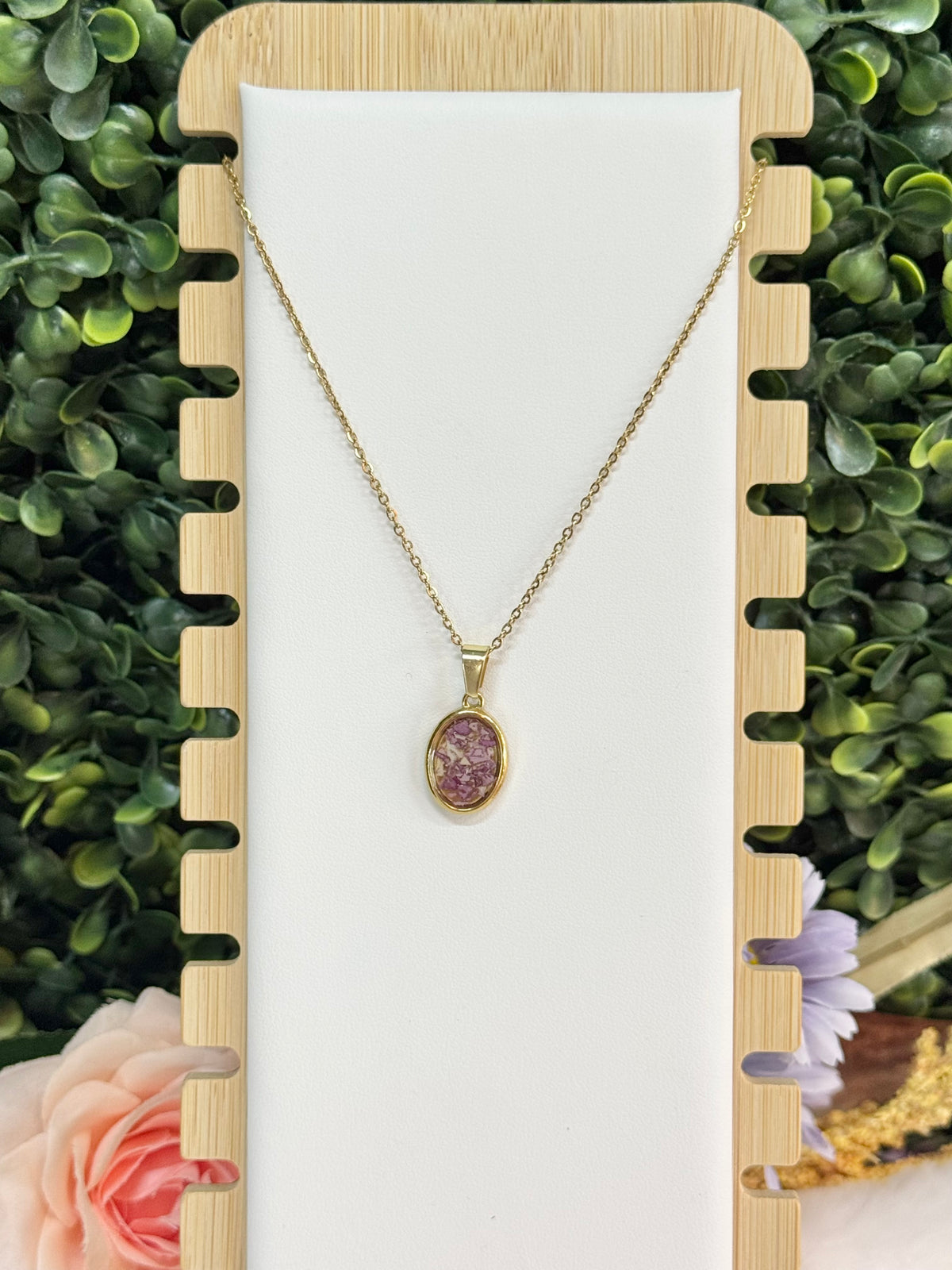 Oval pendant necklace in gold