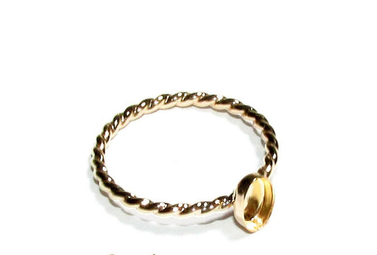 Twisted band oval ring