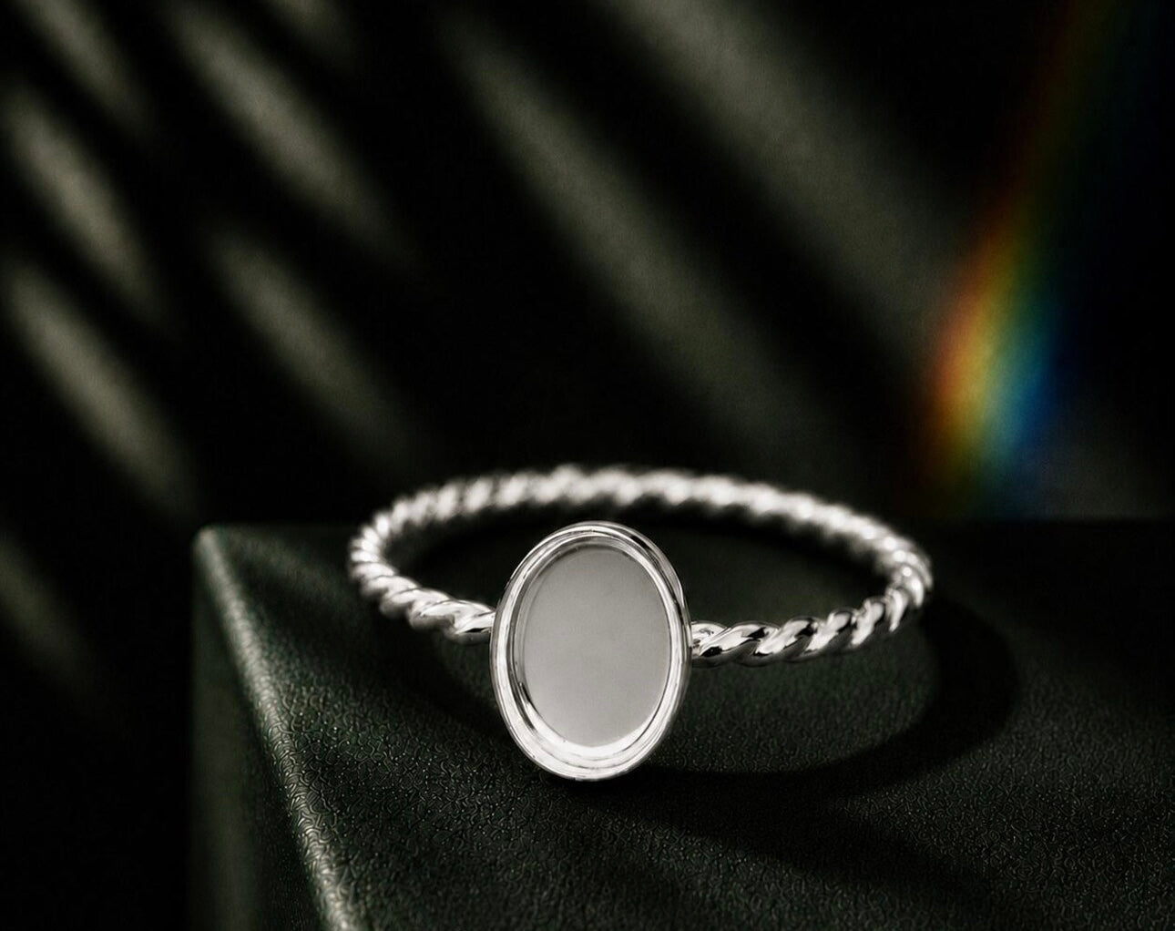 Twisted band oval ring